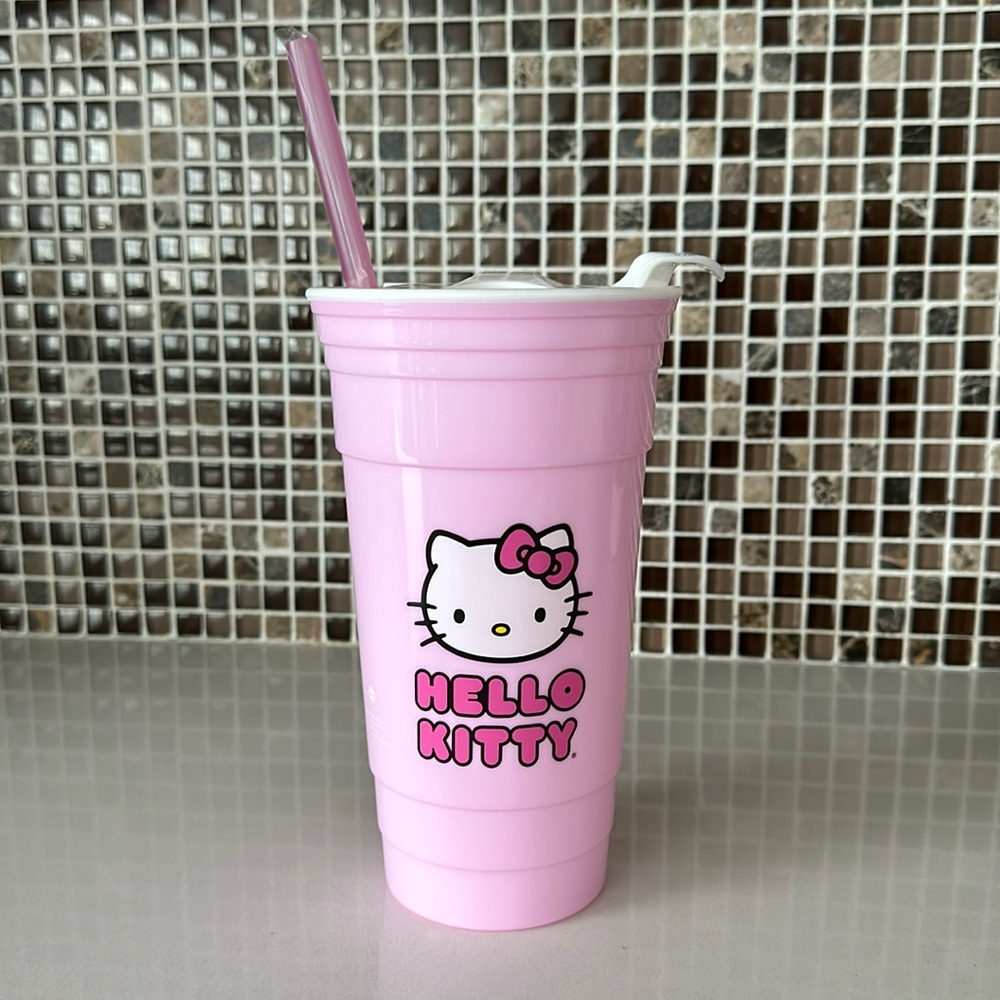 HELLO KITTY PINK AND WHITE NEW 32oz PLASTIC TRAVEL TUMBLER W/PLASTIC STRAW